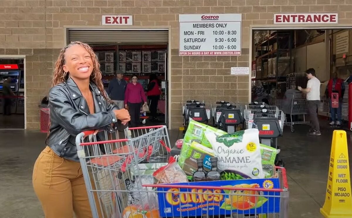 Jenne Claiborne with her vegan shopping deals in a grocery cart