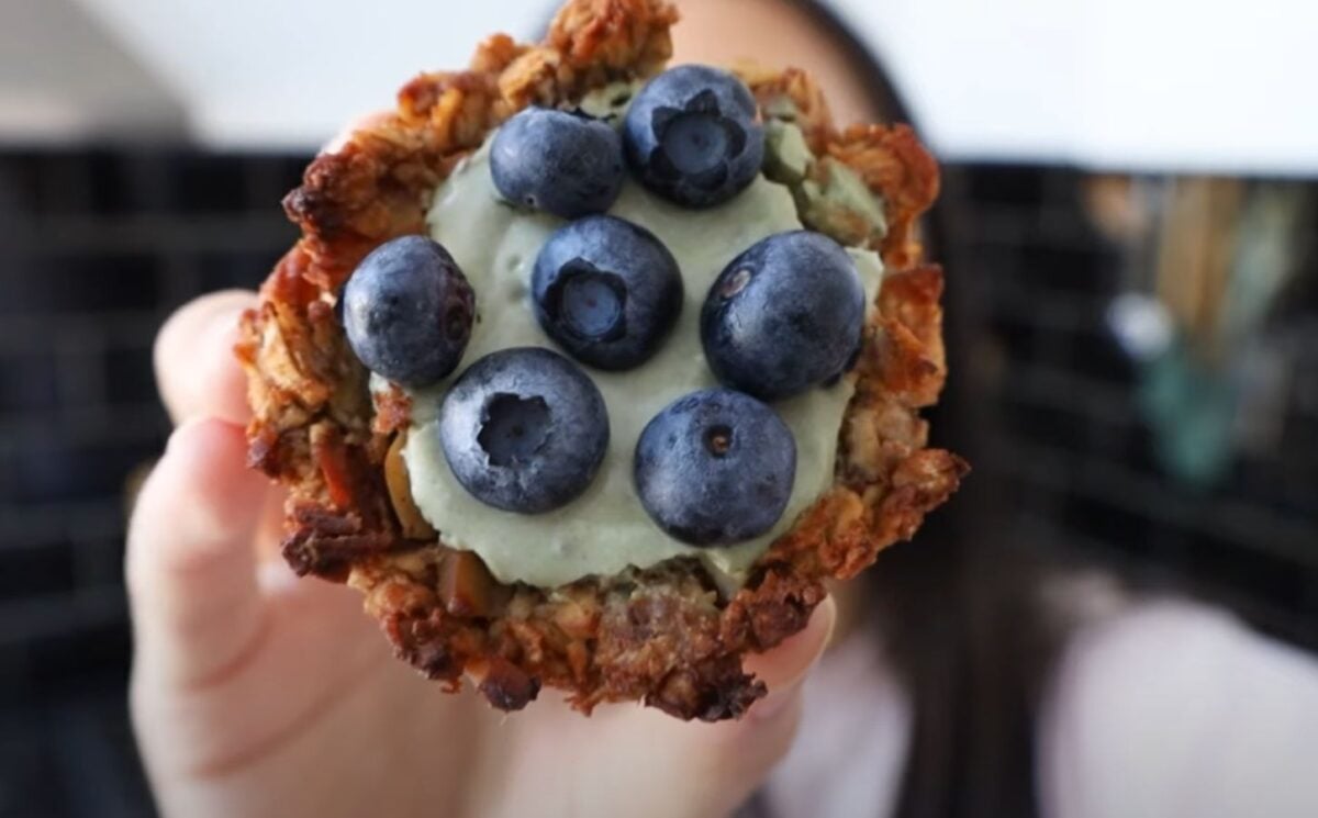 vegan granola cups in matcha and berries flavor